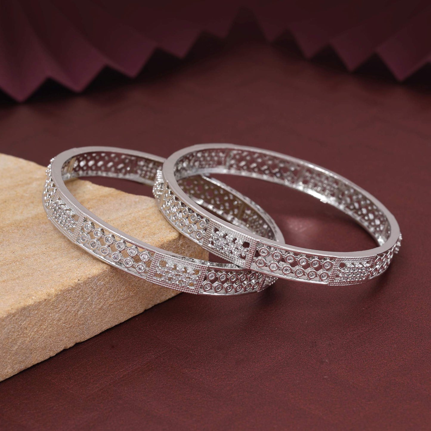 Silberfarbener funkelnder American Diamond Armreif Größe: 2.6 Für Party- und festliche Anlässe