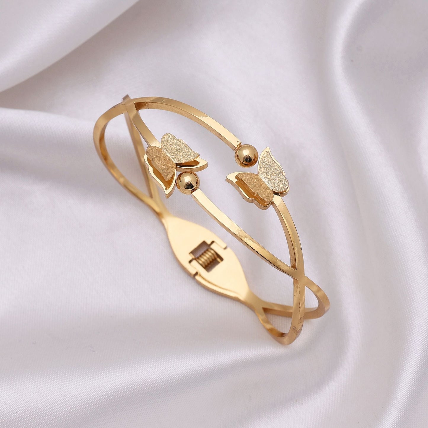 Goldfarbenes, anlaufgeschütztes Armband, perfekt für Büro-Outfits, festliche Looks und lässiges Styling