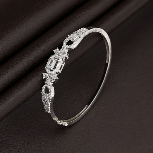 Silberfarbenes amerikanisches Diamantarmband Trendiges, leichtes Schmuckdesign für den täglichen Gebrauch
