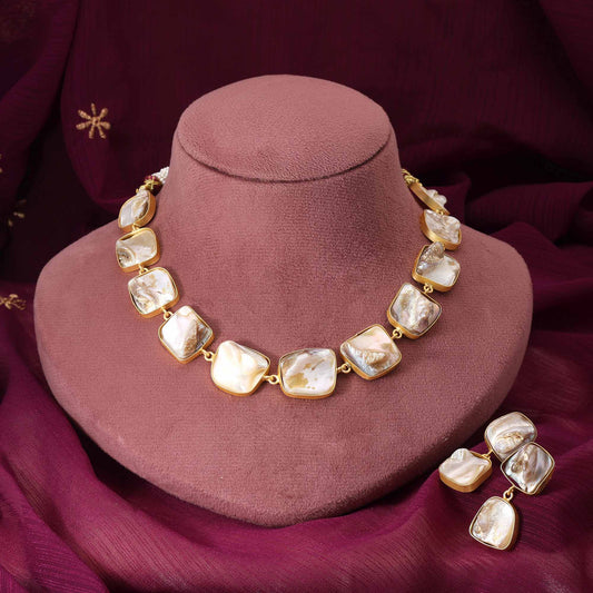 Goldfarbenes traditionelles Erbe Amrapali Halsketten-Set für Braut- und festlichen Look