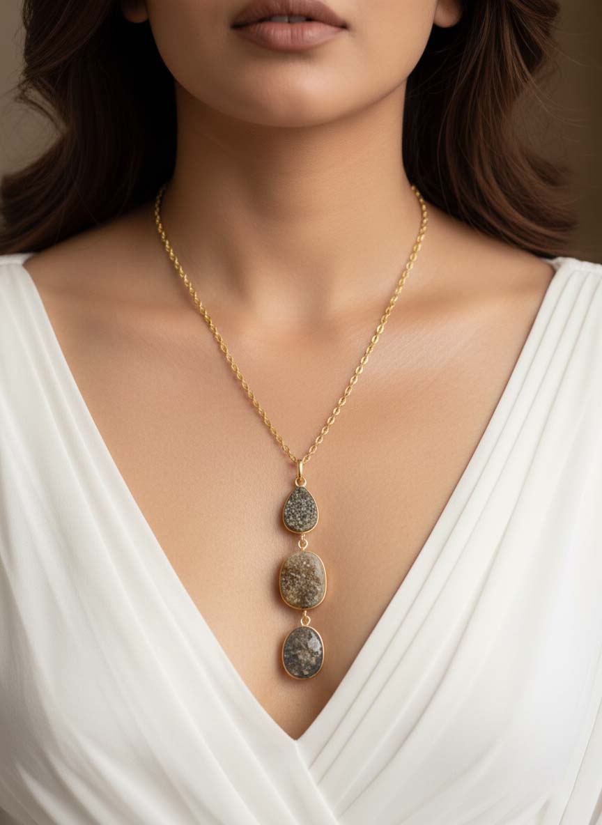 Graufarbene Amrapali Hansli-Halskette mit kühnem Design, inspiriert vom königlichen Amrapali-Schmuck