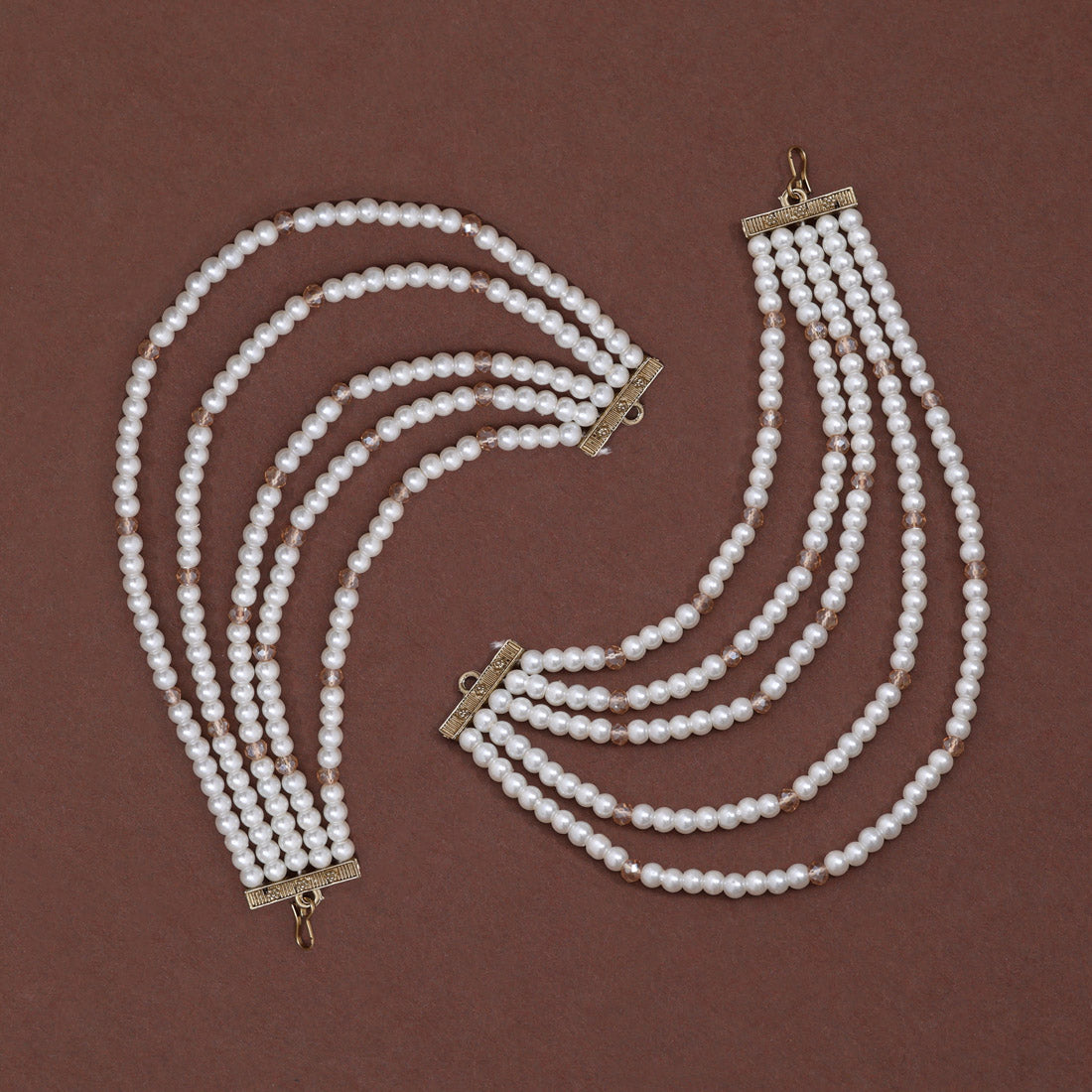 Antike Ohrringkette in weißer Farbe mit eleganten Details und feiner Handwerkskunst