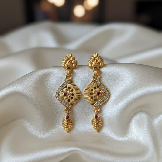 Goldfarbene Antike Ohrringe mit auffälligem traditionellem Design und Premium-Finish
