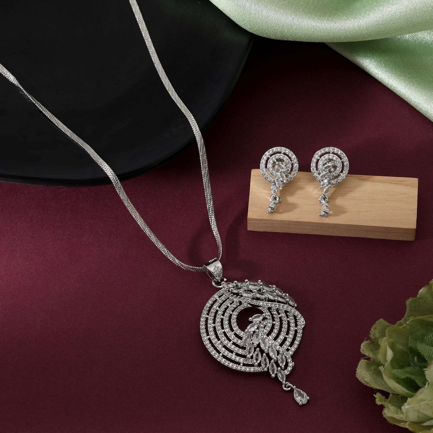 Silberfarbenes, anmutig funkelndes American Diamond Halsketten-Set für Bräute und Anlässe