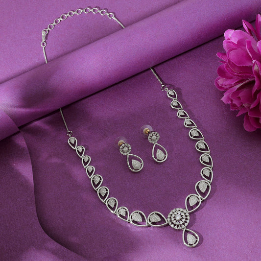 Silberfarbenes American Diamond Halsketten-Set Klassisches festliches traditionelles Statement-Schmuckdesign