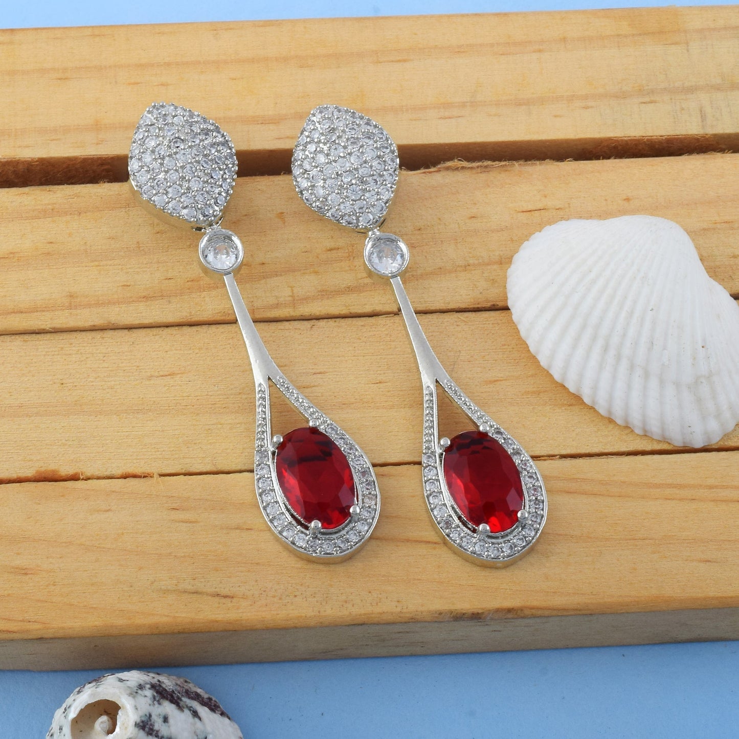 Rote amerikanische Diamantohrringe mit traditionellen Blatt- und Tropfenanhängern