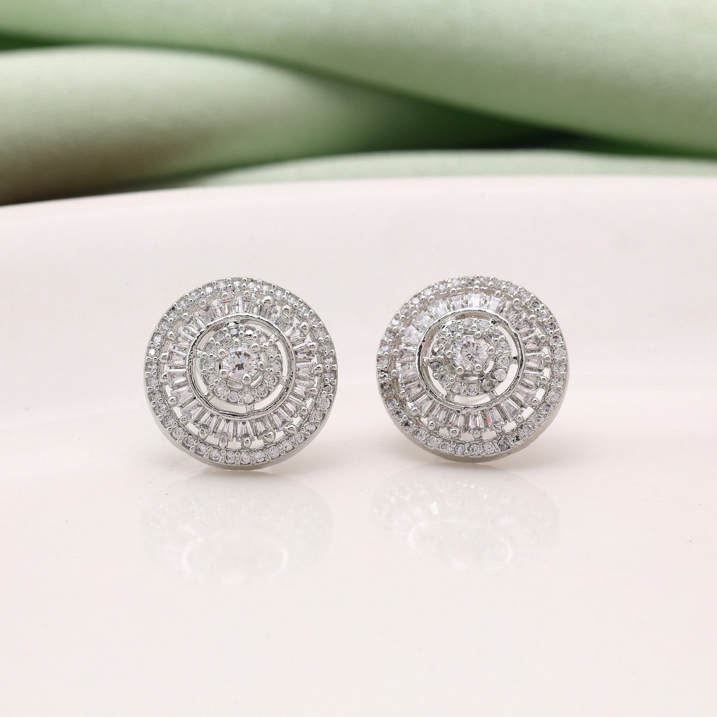 Silberfarbene, funkelnde American Diamond Ohrringe für Alltag und besondere Anlässe