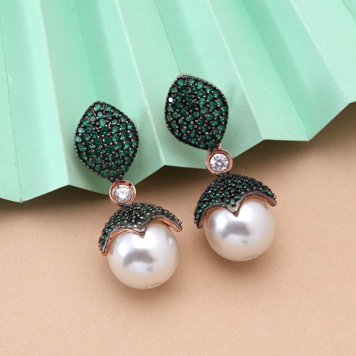 Grüne klassische Ohrringe mit Blumenmuster und amerikanischen Diamanten für Bräute und Party-Looks