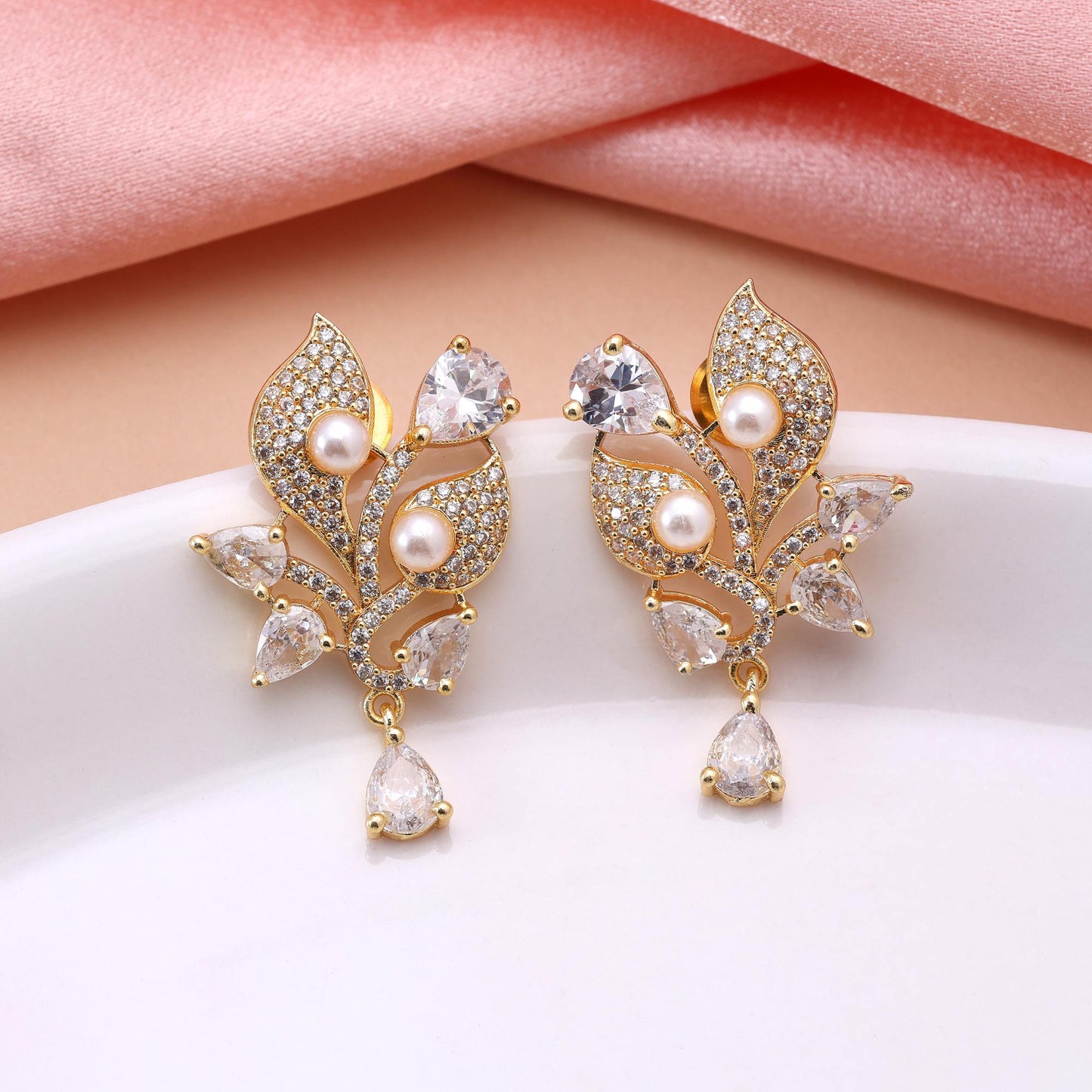 Weiße, strahlende amerikanische Diamantohrringe für elegante Damen – täglicher Schmuck