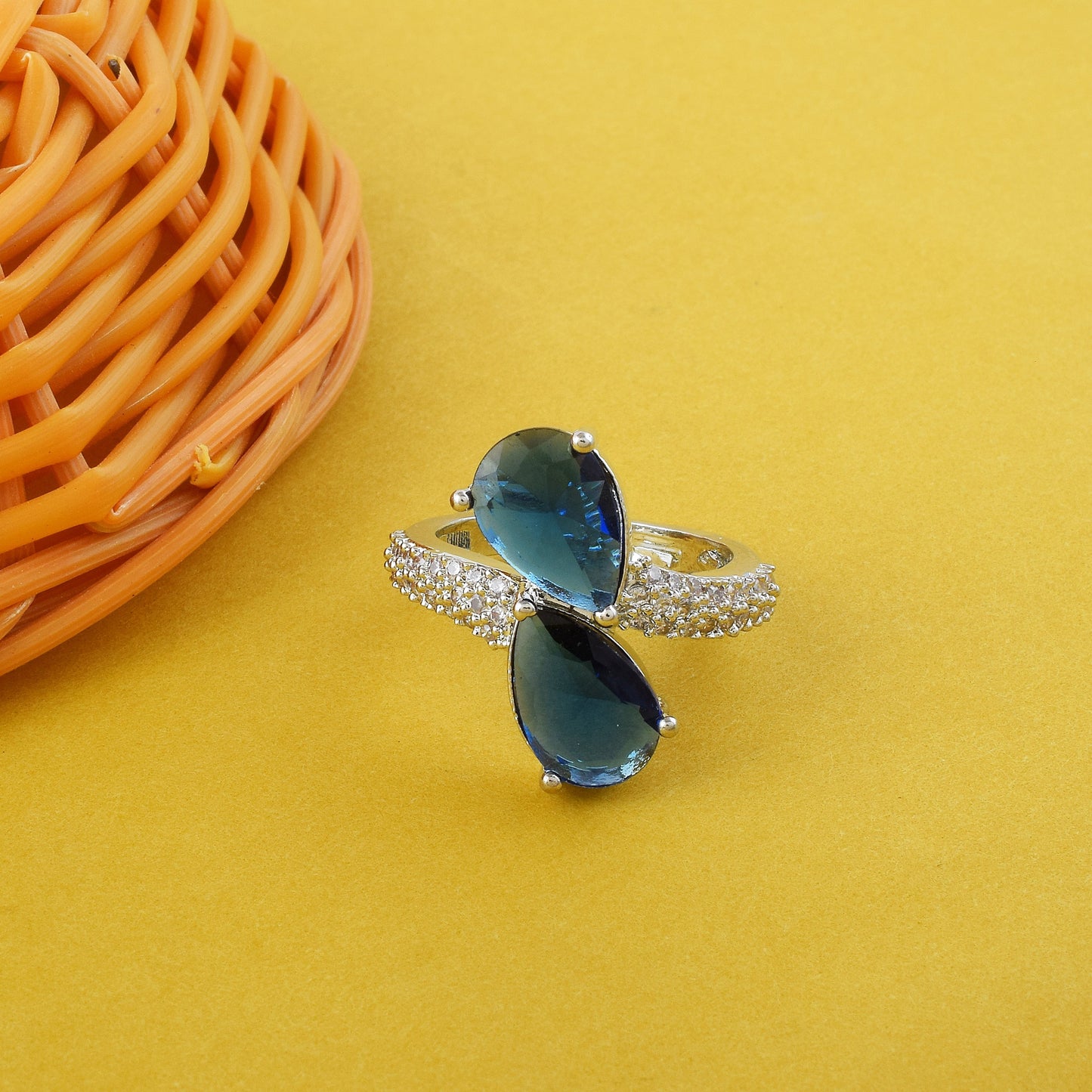 Funkelnder blauer amerikanischer Diamantring mit exquisit schimmerndem Design