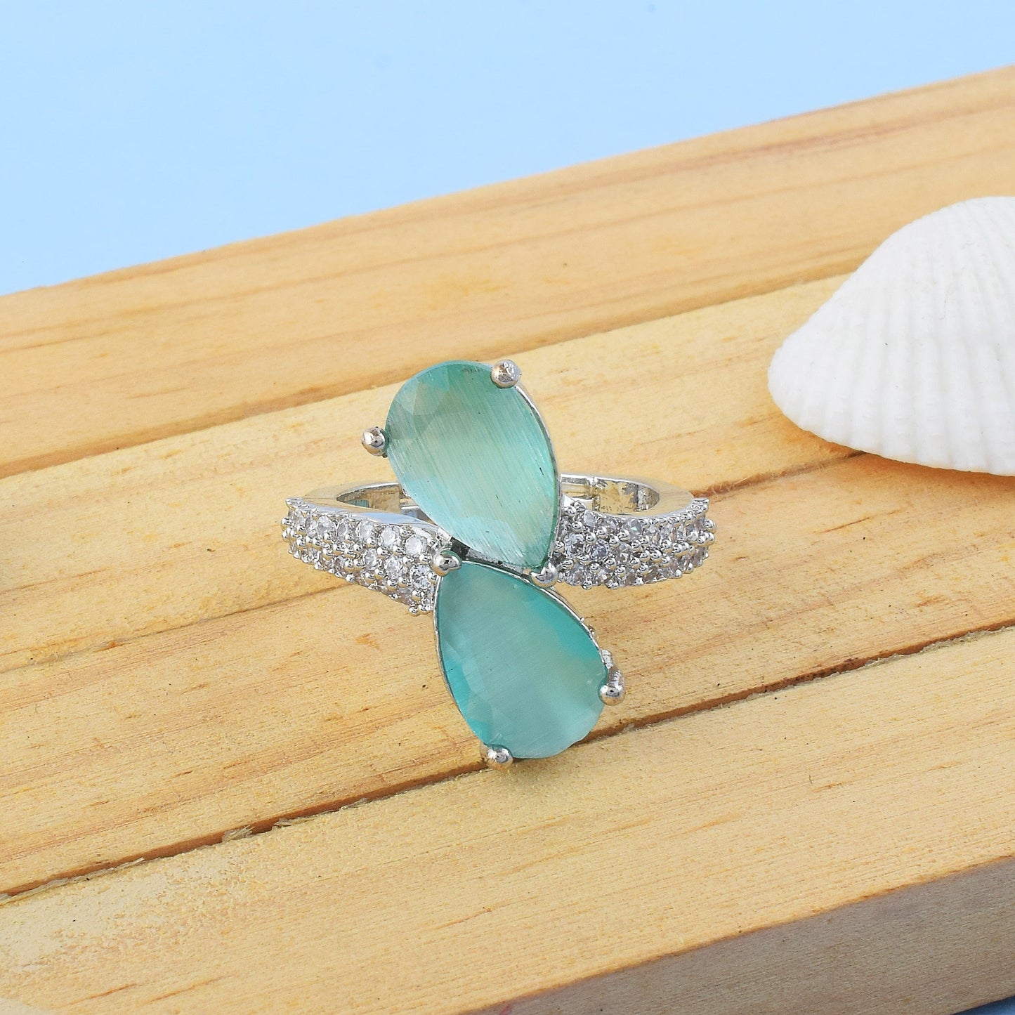 Einzigartiger Rama-Ring mit amerikanischem Diamant in Grün für einen lebendigen Stil