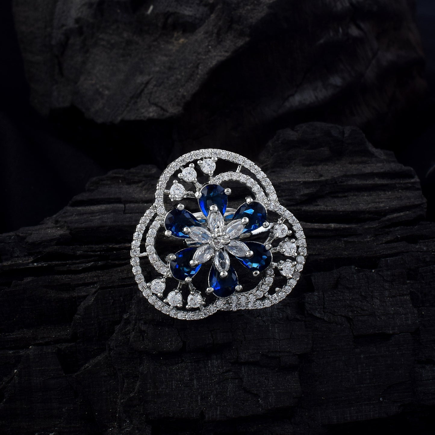 Stilvoller blauer amerikanischer Diamantring für Glamour bei Tag und Nacht