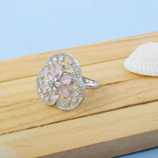 Amerikanischer Diamantring in zartem Rosa mit femininer Anmut und Glanz