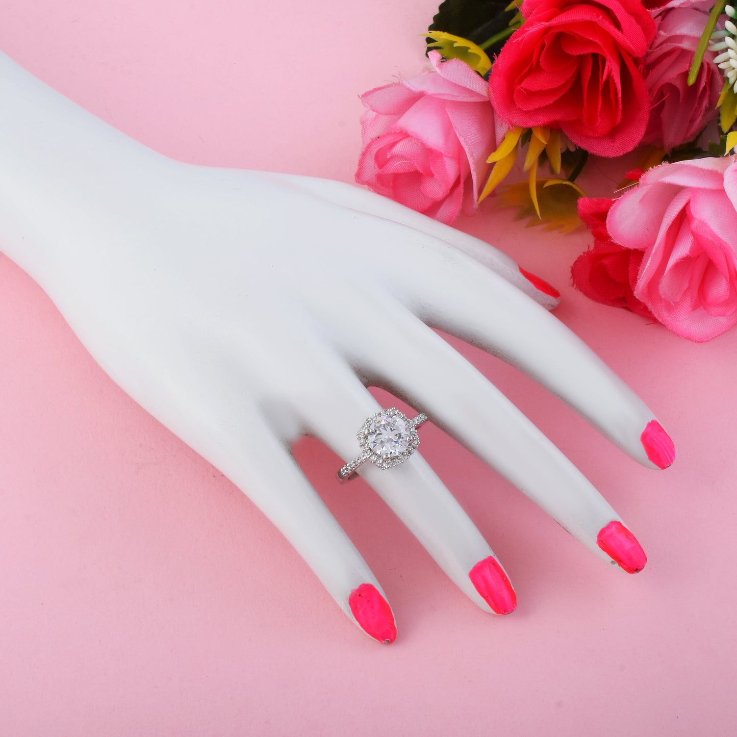 Klassischer silberfarbener amerikanischer Diamantring mit elegantem und schlankem Look