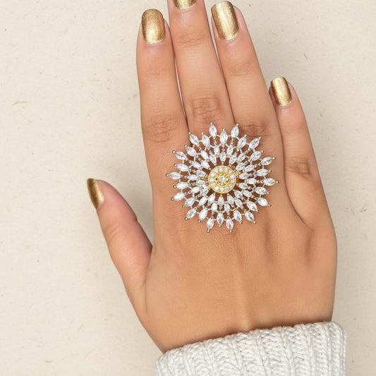 Atemberaubender weißer American-Diamond-Ring, entworfen, um anmutige und strahlende Ensembles zu ergänzen