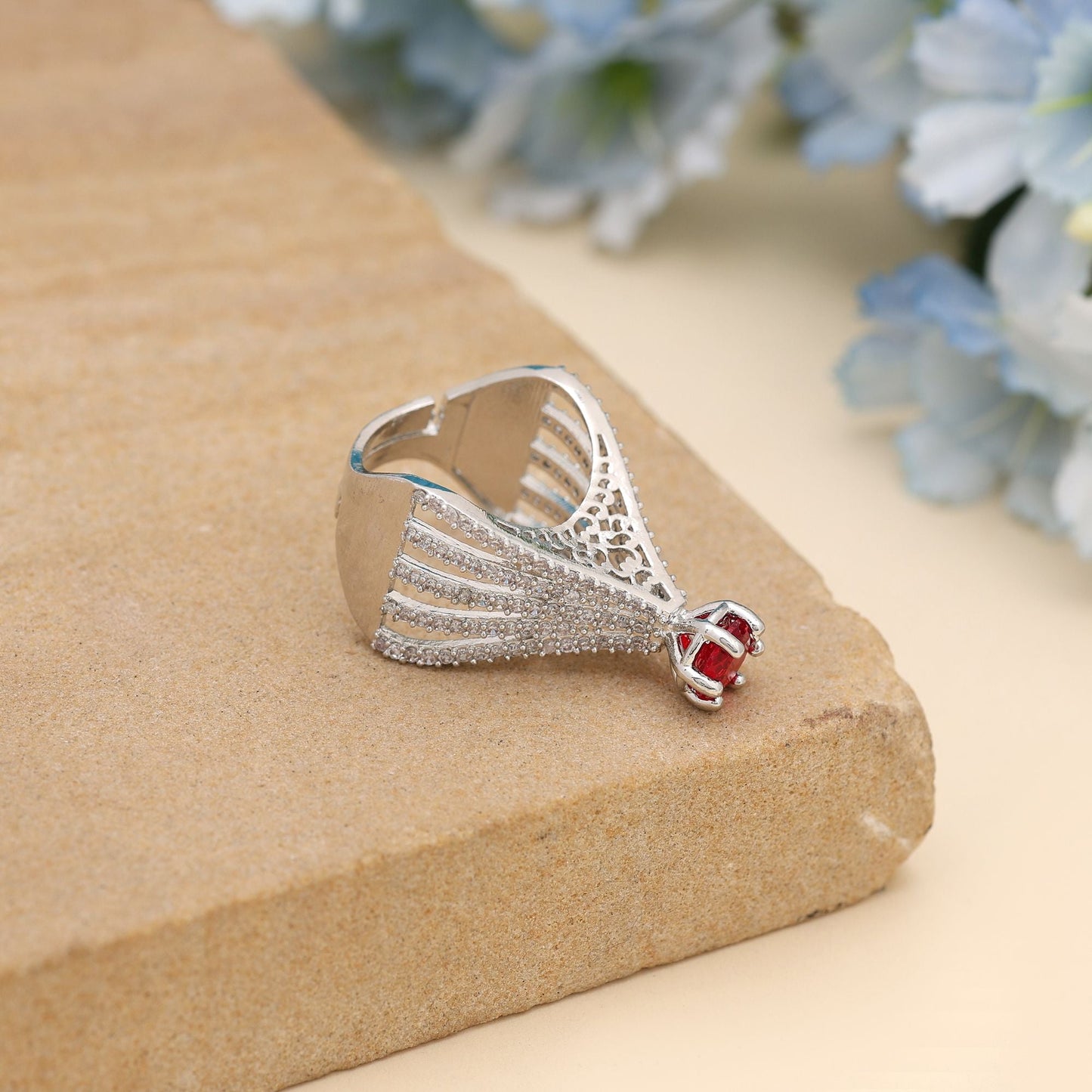 Rotfarbiger American-Diamond-Ring – entworfen für elegante Auftritte bei Feierlichkeiten