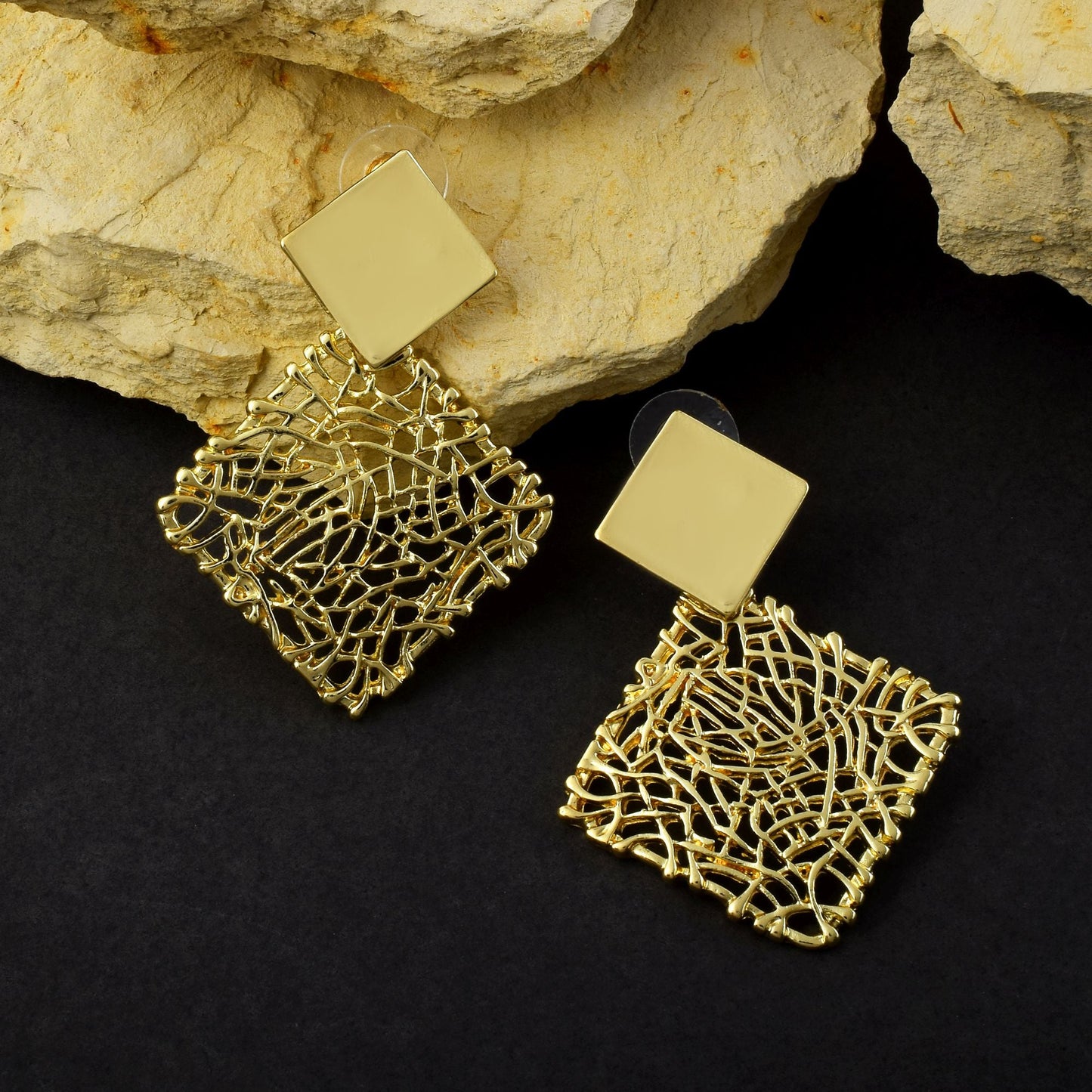 Attraktive, anlaufgeschützte Ohrringe in Goldfarbe für elegantes Schmuck-Styling und den täglichen Gebrauch.