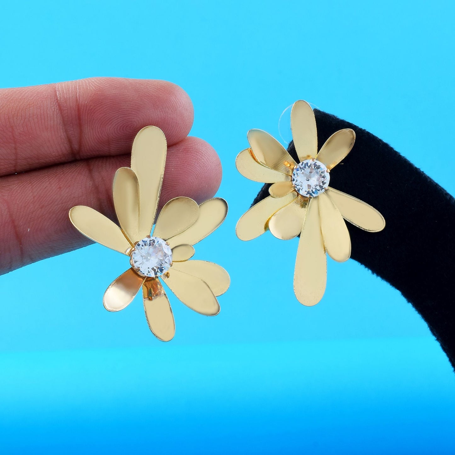 Klassische, anlaufgeschützte Ohrringe in Goldfarbe mit künstlerischen Details für indischen Hochzeitsschmuck