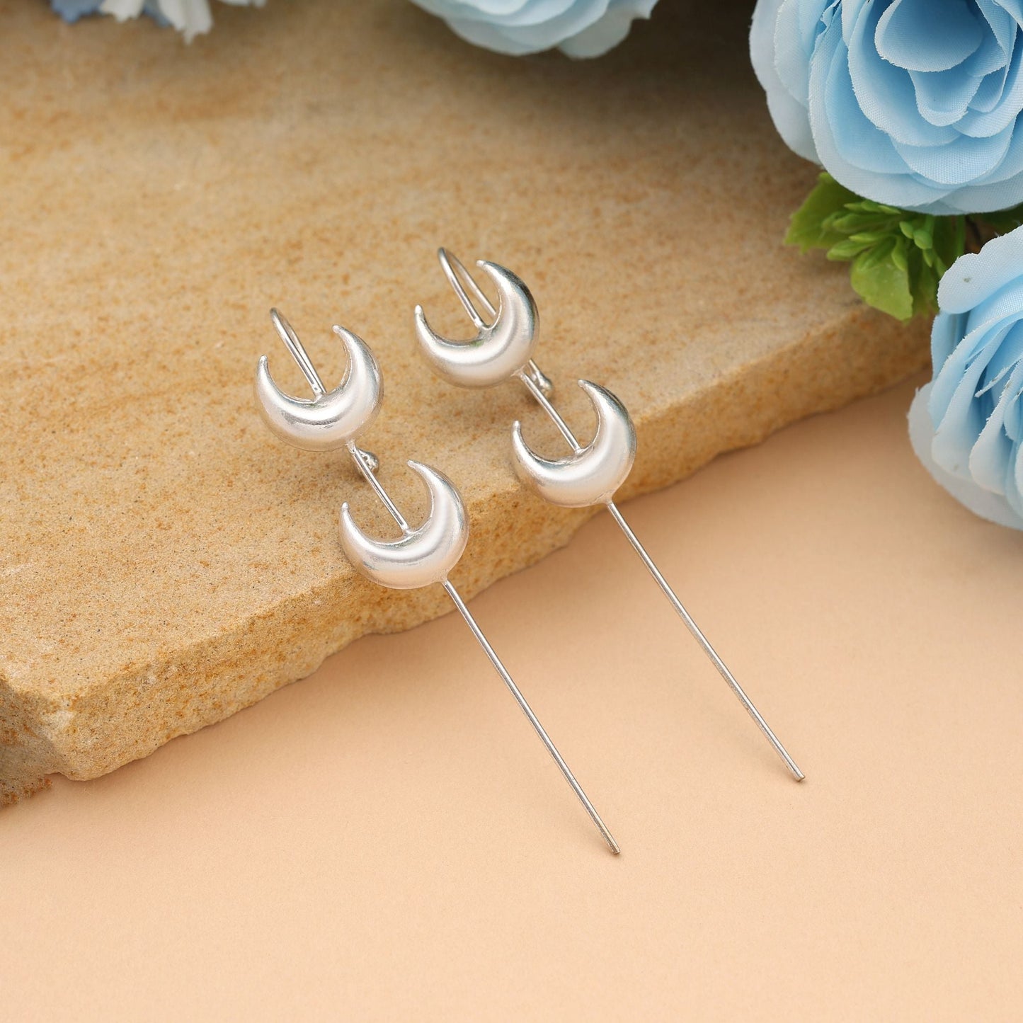 Silberfarbenes Earcuff, das elegante, zeitgenössische Ästhetik mit subtiler ethnischer Inspiration vereint