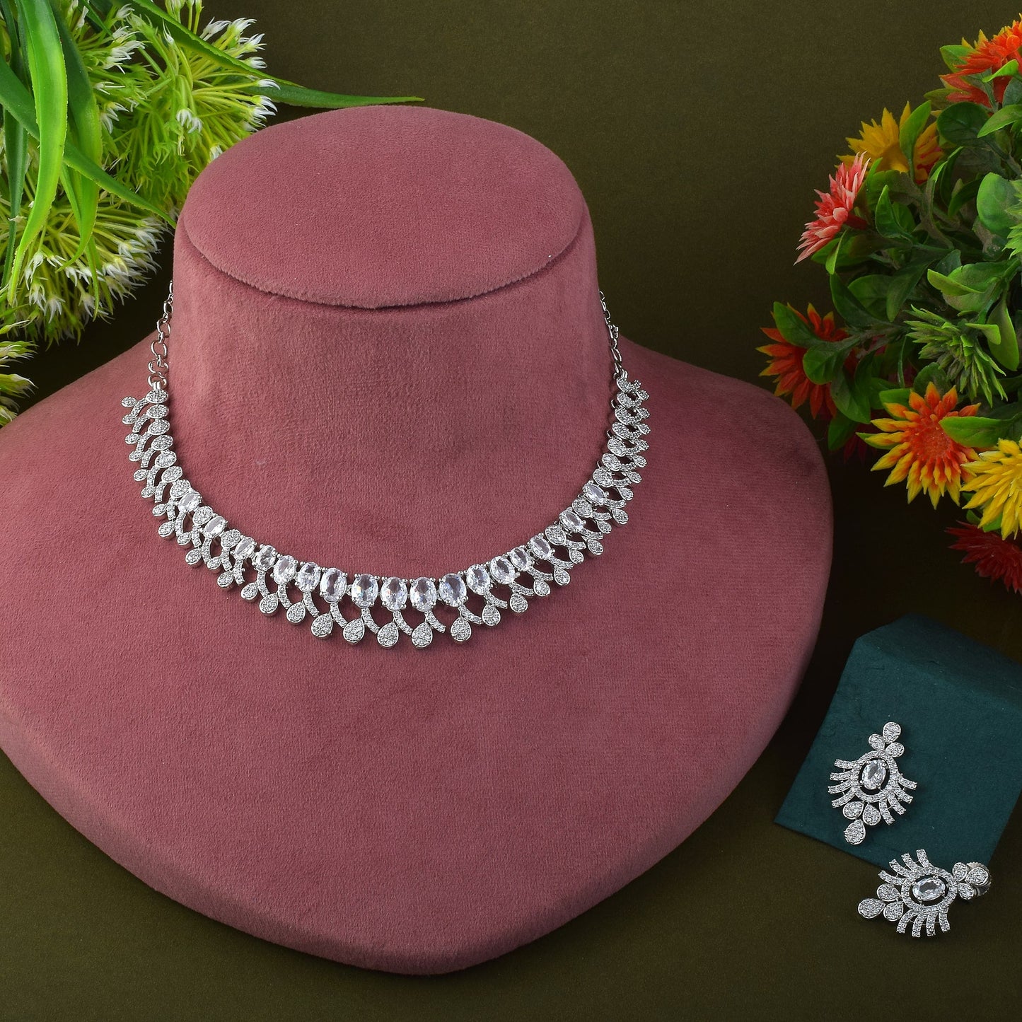 Silberfarbenes amerikanisches Diamant-Halskettenset mit antik inspiriertem Anhängerstil