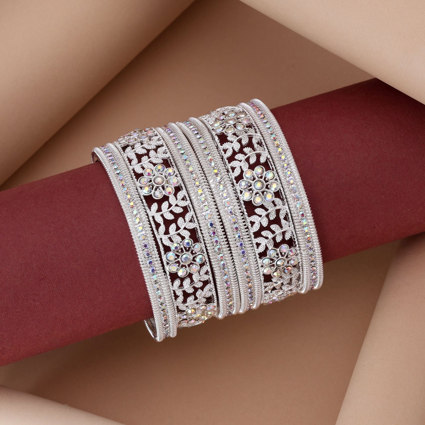 Trendy Silber Farbe 6 Set von Armreifen Combo Perfekt für Damen Modeschmuck