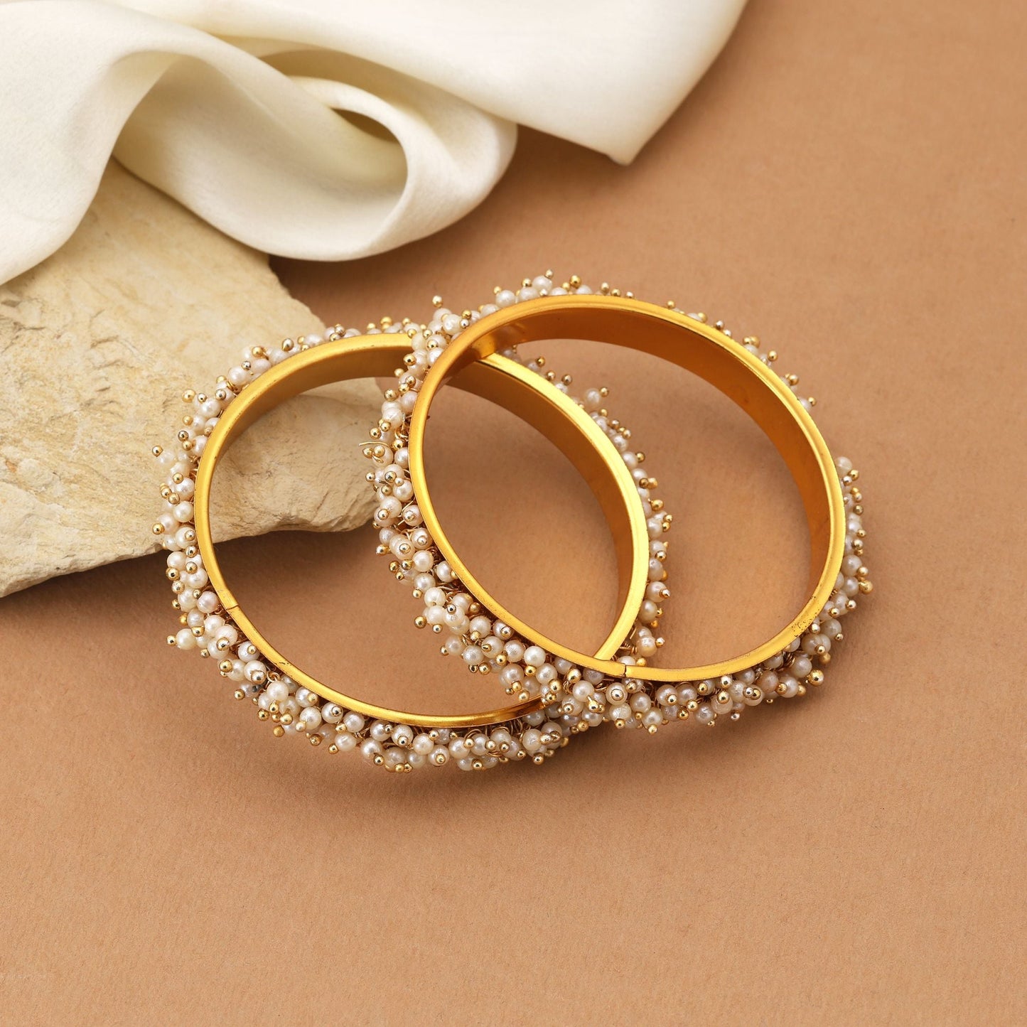 Luxuriöses, goldfarbenes Set mit 12 Armreifen, ideal für Braut- und ethnische Anlässe