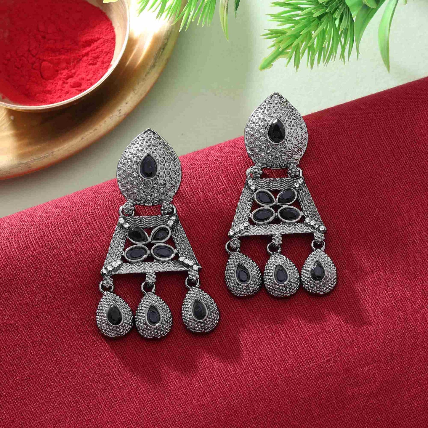 Black Color Fashion Earrings With Modern Chic Design For Daily And Party Wear