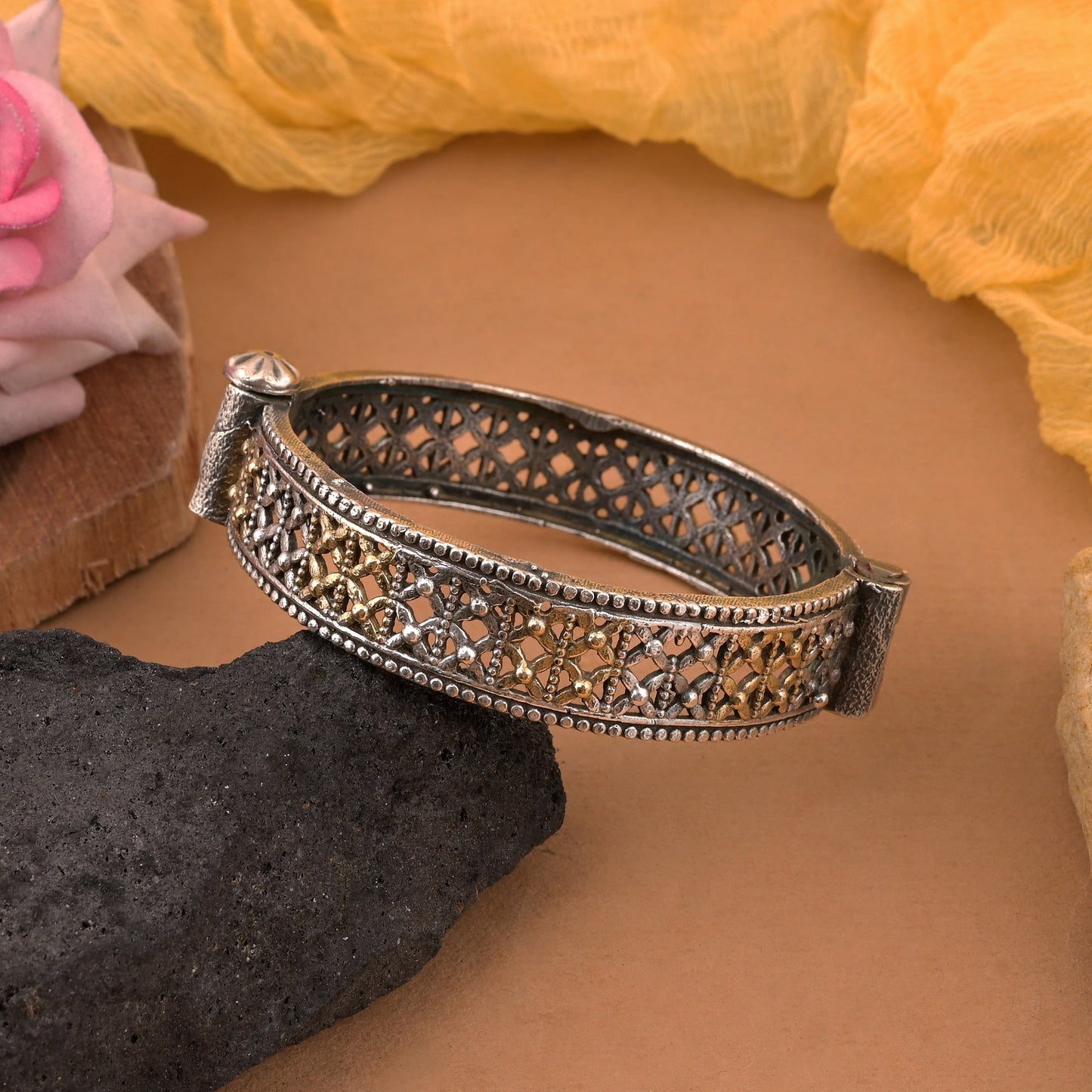 Gold- und silberfarbenes, zweifarbiges, oxidiertes, zu öffnendes Armband mit traditionellen Motiven