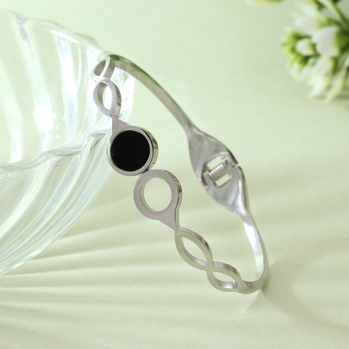 Black Color Openable Bracelet With Modern Design For Daily And Party Use
