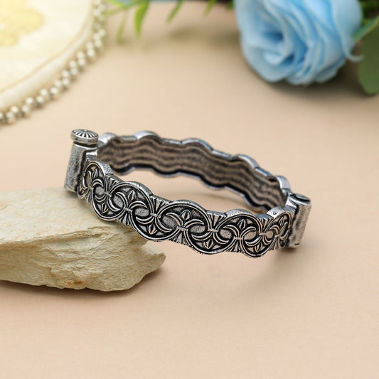 Premium silberfarbenes, oxidiertes, aufklappbares Armband mit antikem, tribal inspiriertem, elegantem Finish-Design