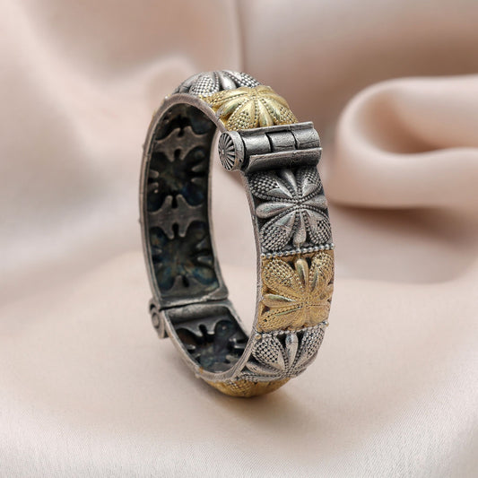 Wunderschönes, zweifarbiges, oxidiertes Armband in Gold- und Silberfarben mit ethnischer Schmuckkunst-Design