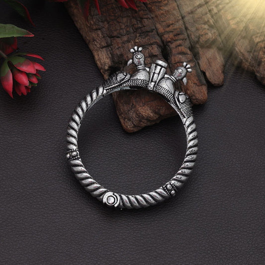 Stilvolles, silberfarbenes, oxidiertes, zu öffnendes Armband mit traditionellem, antikem Schmuckdesign-Finish