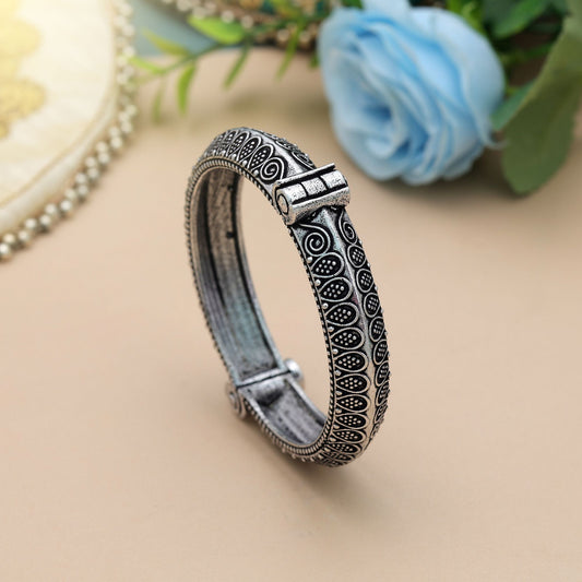 Premium Silberfarbenes oxidiertes, zu öffnendes Armband für Frauen – Festliche, ethnische Modekollektion