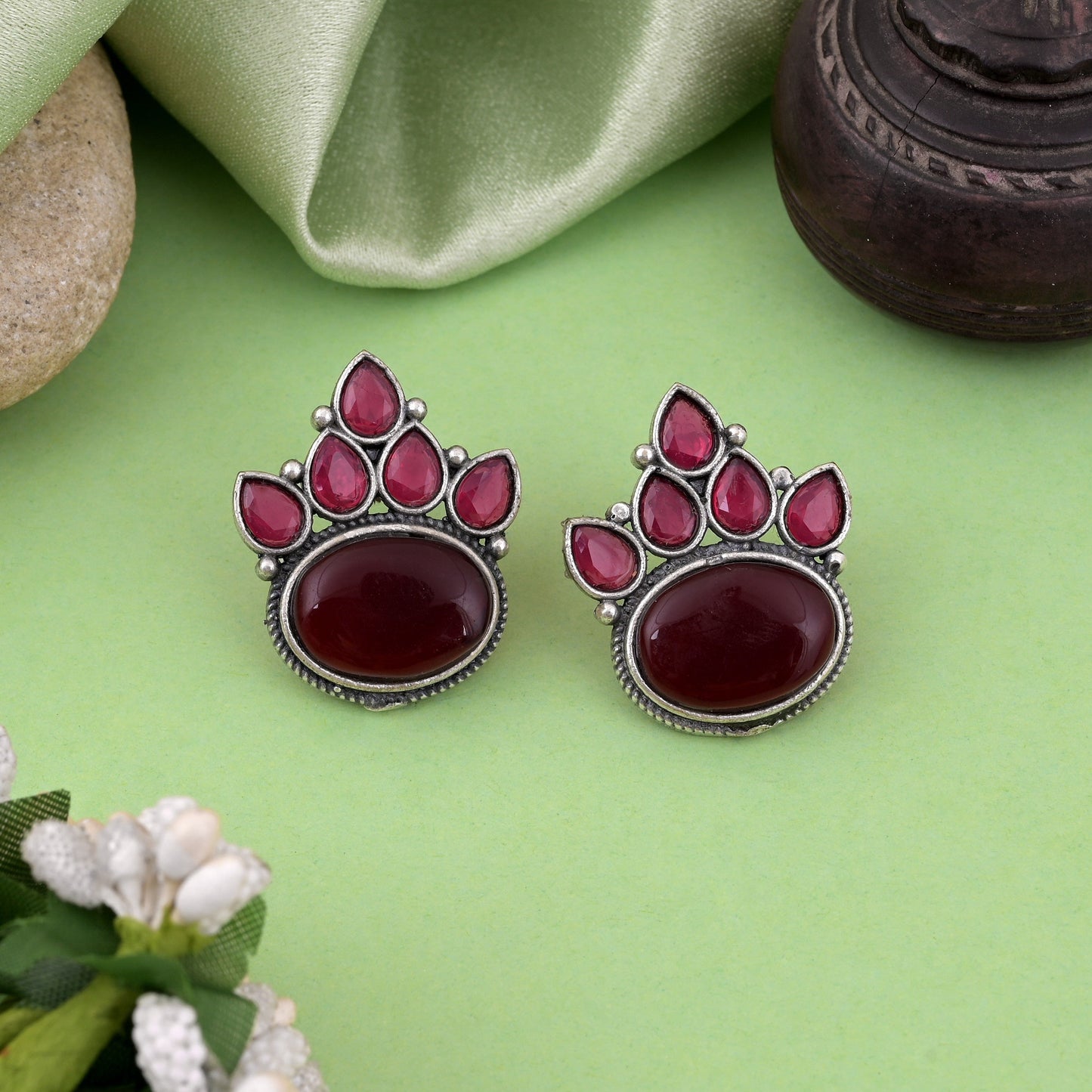 Elegante oxidierte Ohrringe in Kastanienbraun mit komplizierten traditionellen ethnischen Mustern