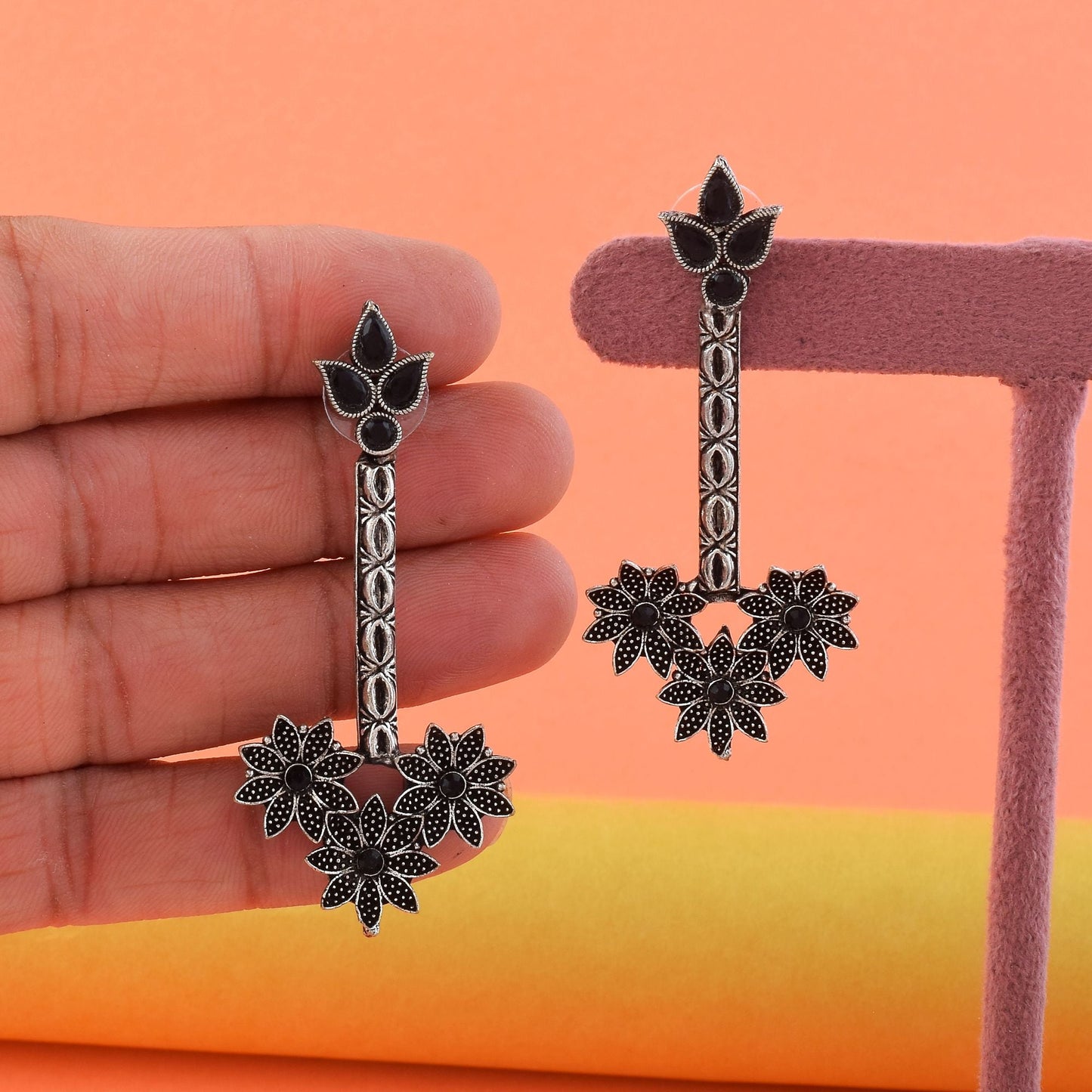 Stilvolle, schwarz oxidierte Ohrringe, perfekt für die Hochzeitskleidung und traditionelle Outfits von Frauen