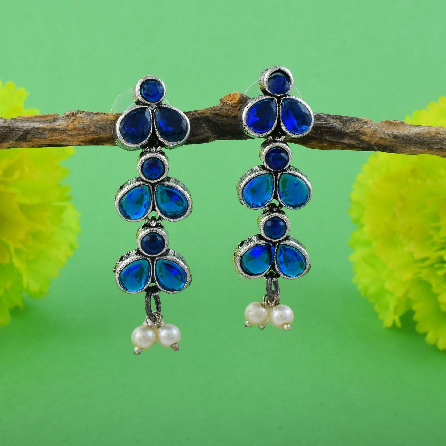 Elegante, blau oxidierte Ohrringe, gefertigt mit hochwertiger künstlerischer Arbeit für Braut- und Festivalschmuck