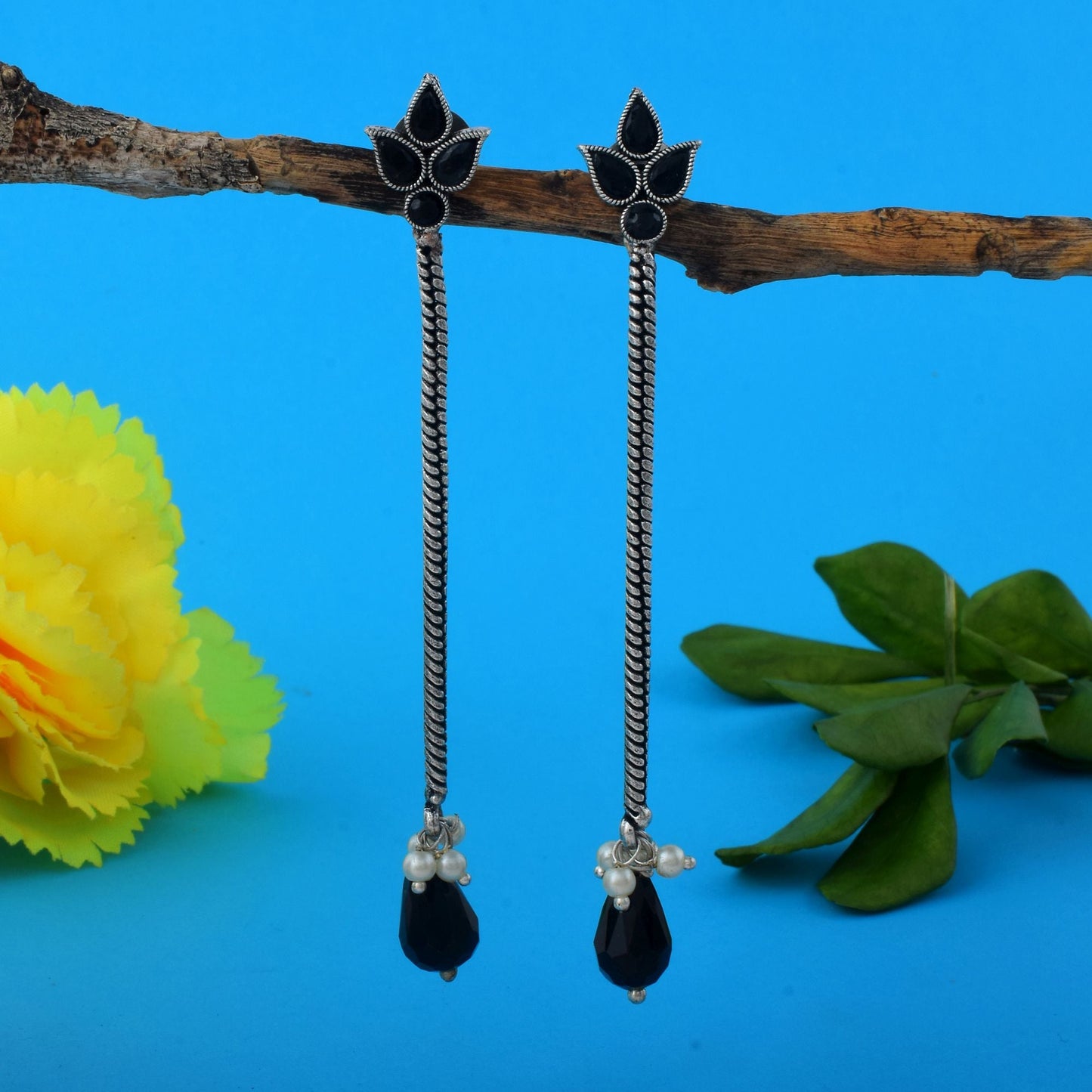 Klassische, schwarz oxidierte Ohrringe, entworfen mit hochwertiger künstlerischer Arbeit für Partyschmuck für Damen