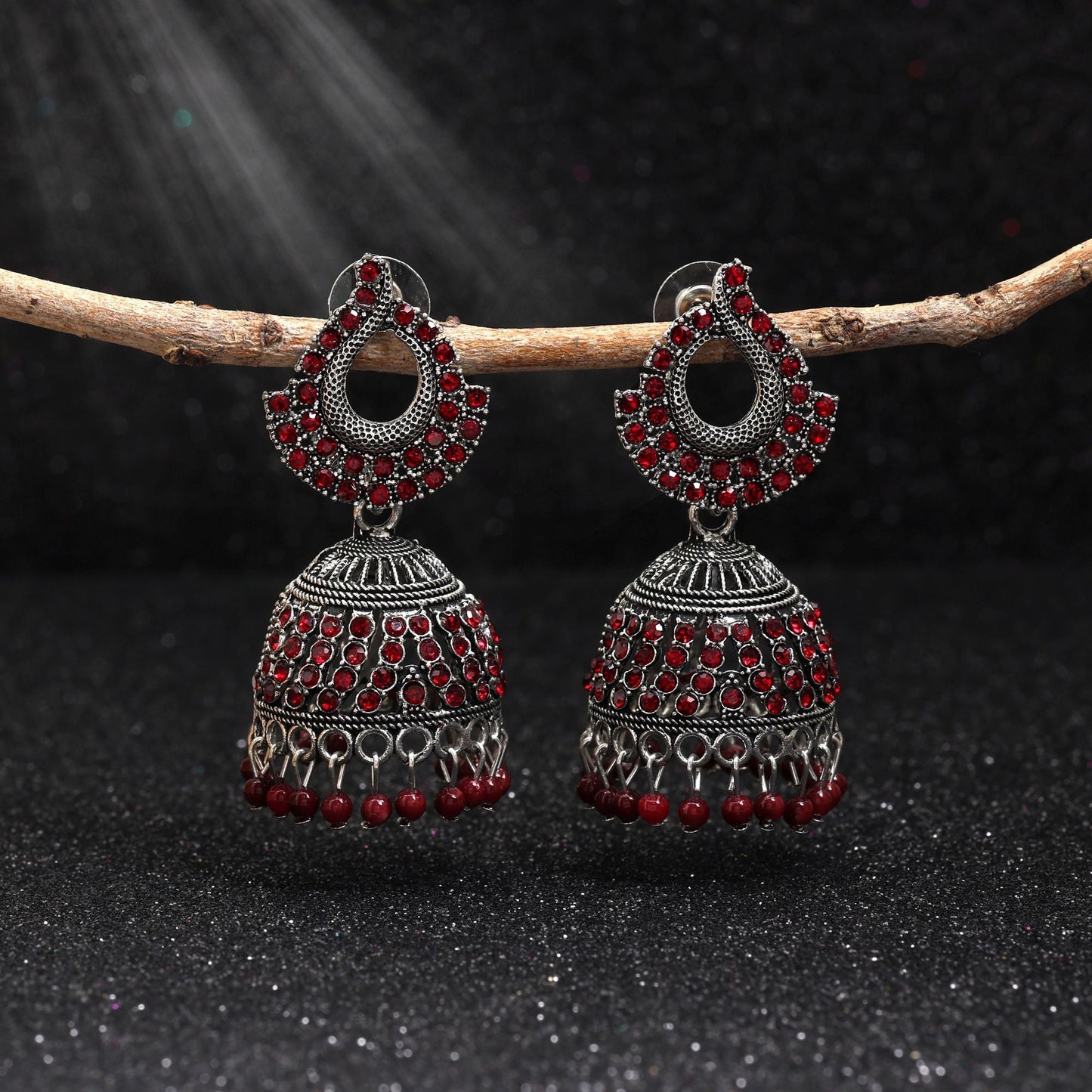 Elegante, oxidierte Ohrringe in Kastanienbraun mit künstlerischen Details für Bräute und traditionelle Outfits
