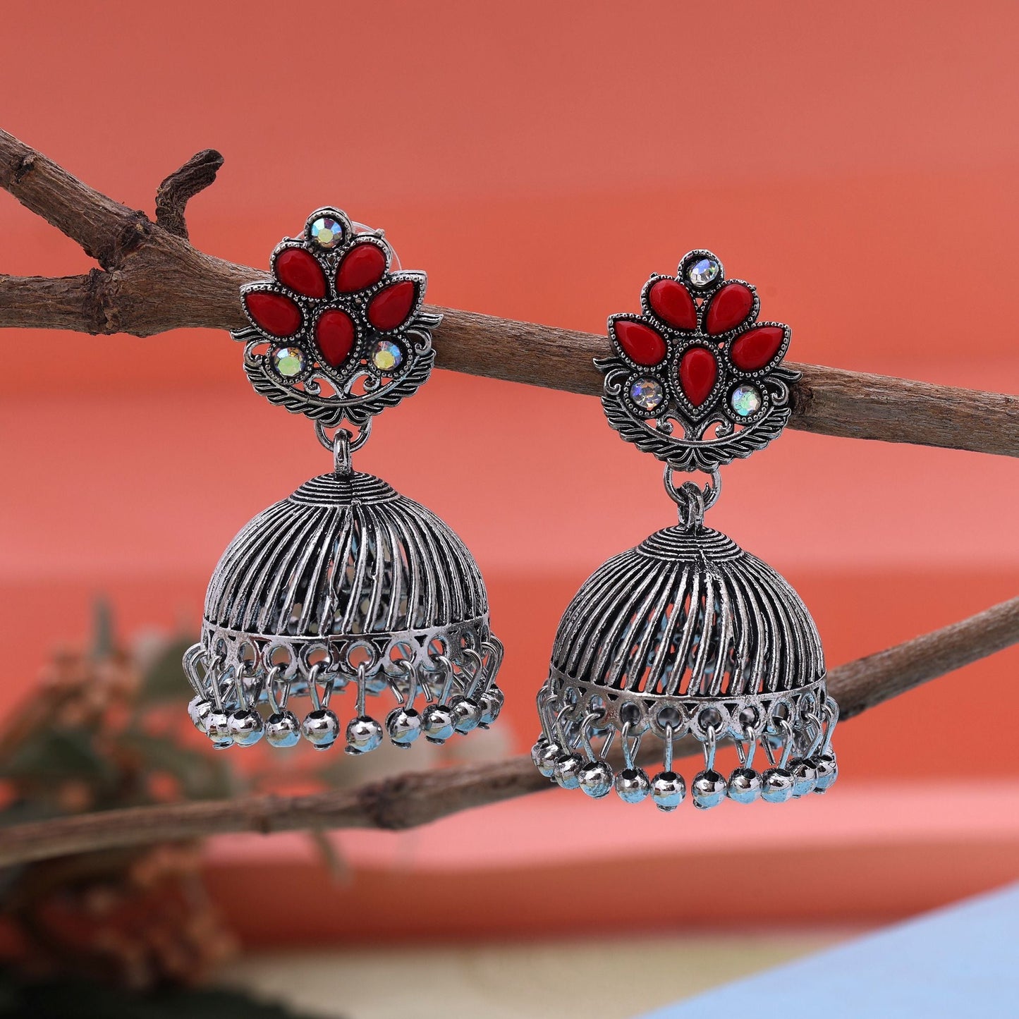 Stilvolle, rot oxidierte Ohrringe für Hochzeiten, Bräute und Party-Outfits für Damen.