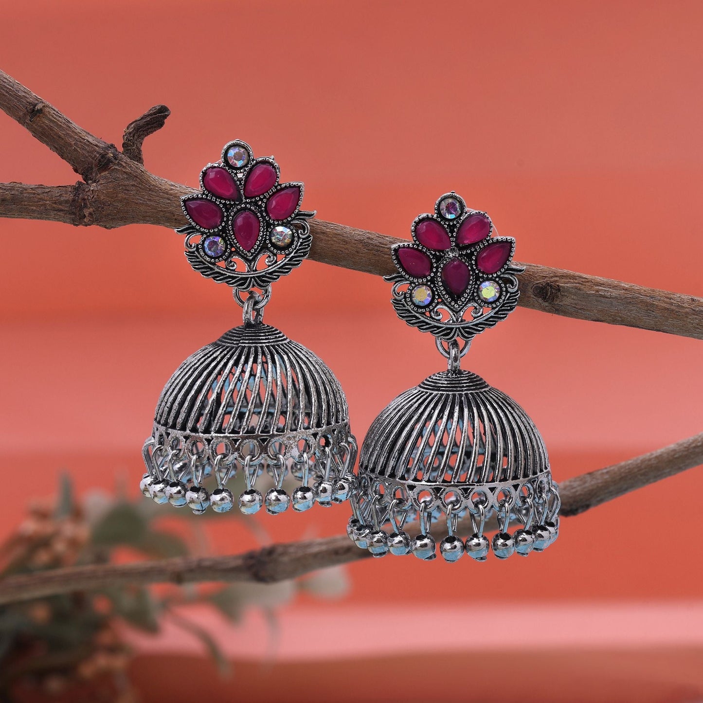 Wunderschöne oxidierte Ohrringe in Rani-Farbe mit handgefertigten künstlerischen Details für Partys und Hochzeitslooks