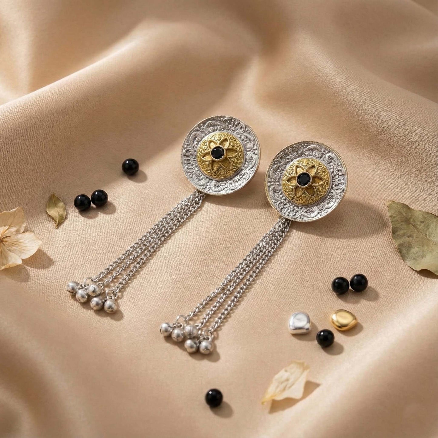Schwarz oxidierte Ohrringe mit auffälligem zweifarbigem Kontrast, ideal für mutige Fashion-Statements