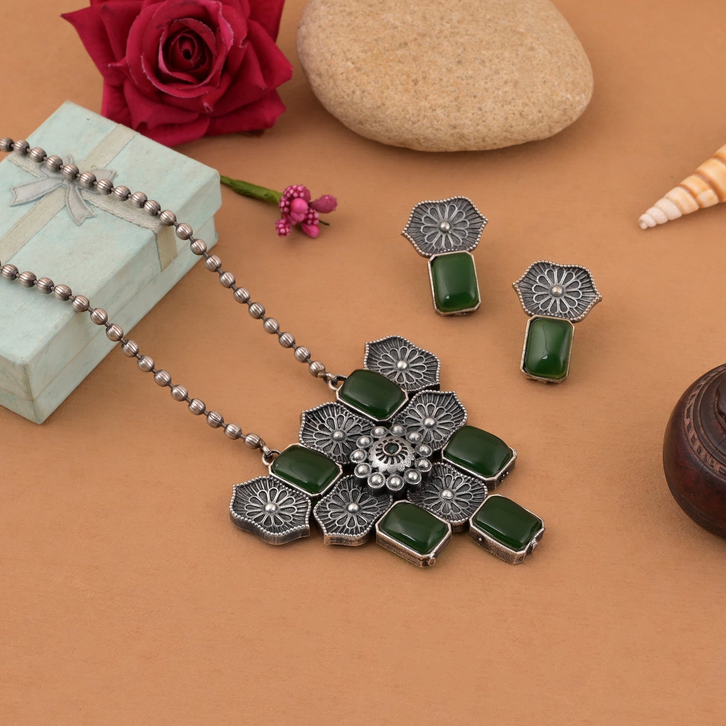 Grün gefärbtes oxidiertes Halskettenset mit Spiegelarbeit und Tribal-Finish