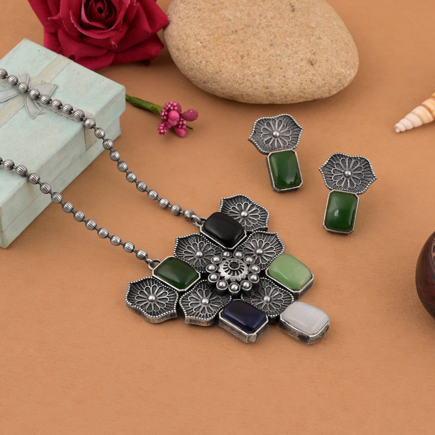 Mehrfarbiges oxidiertes Halskettenset mit Boho-Chic-Perlenarrangement