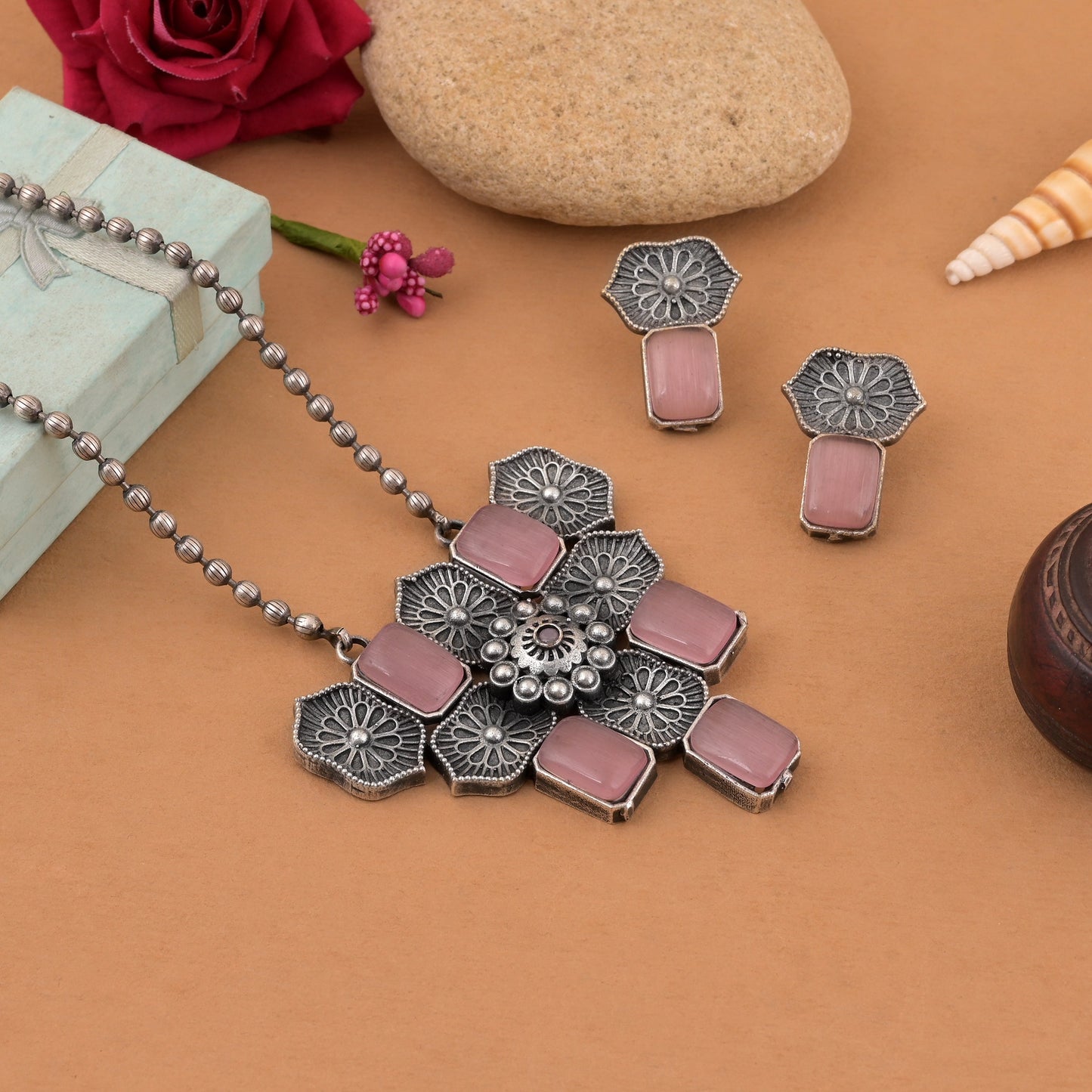 Rosafarbenes oxidiertes Halskettenset mit Lotus-inspiriertem Anhängerdesign