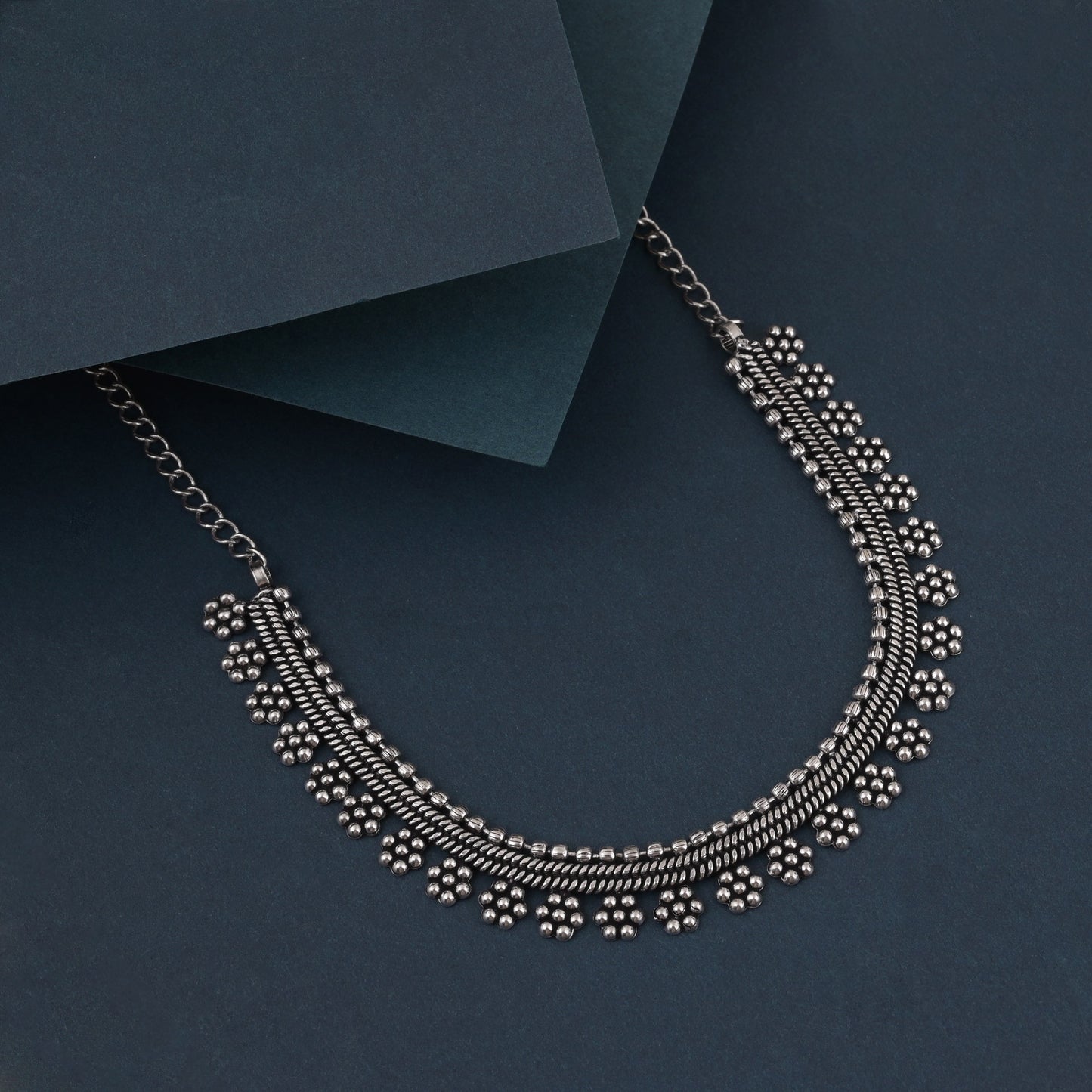 Silberfarbene oxidierte Halskette mit eingraviertem Elefanten- und Blumenmotiv