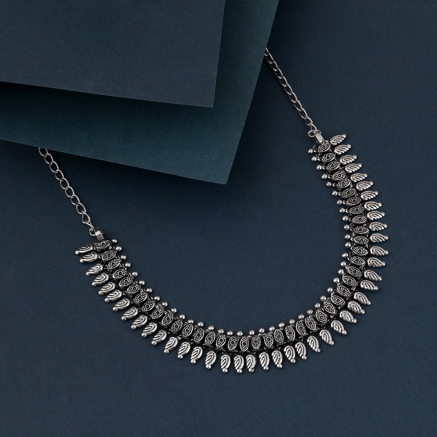 Silberfarbene oxidierte Halskette im breiten Choker-Stil für ethnische Kleidung