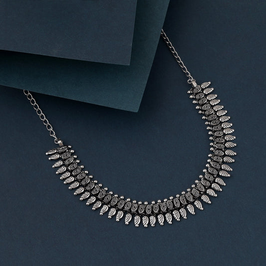 Silberfarbene oxidierte Halskette im breiten Choker-Stil für ethnische Kleidung