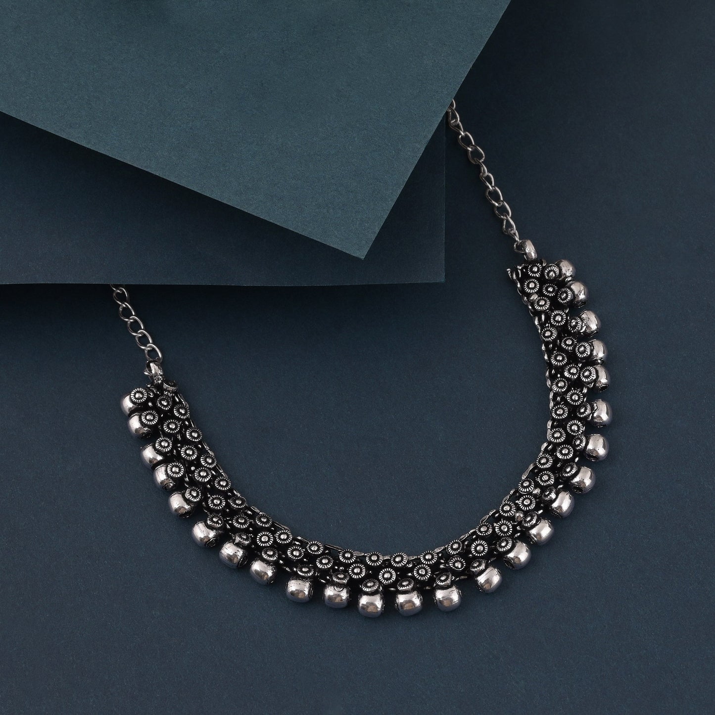 Silberfarbene oxidierte Halskette mit Perlen und mehrlagigem Kettendesign