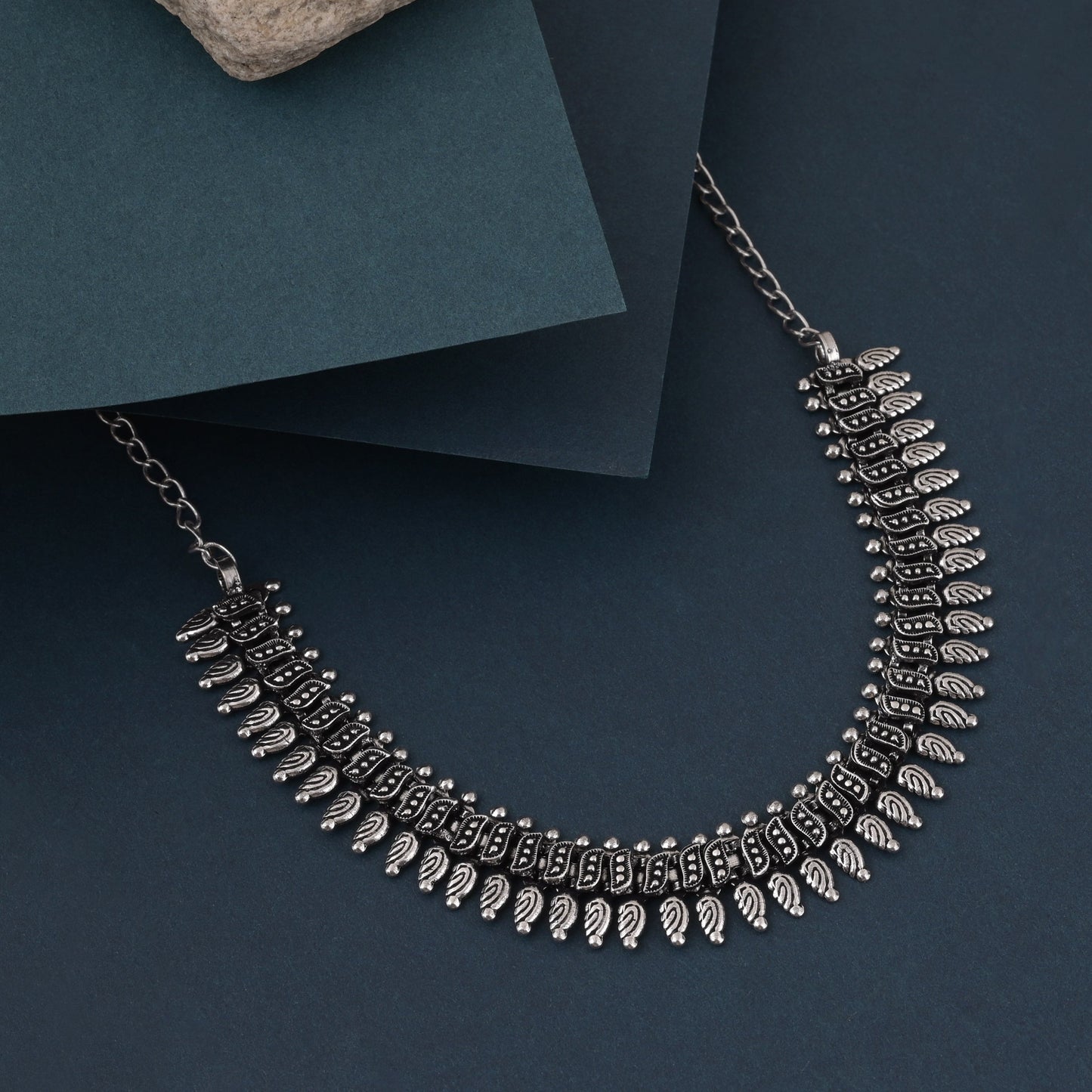 Silberfarbene oxidierte Halskette mit traditionellem Design für lässiges Styling