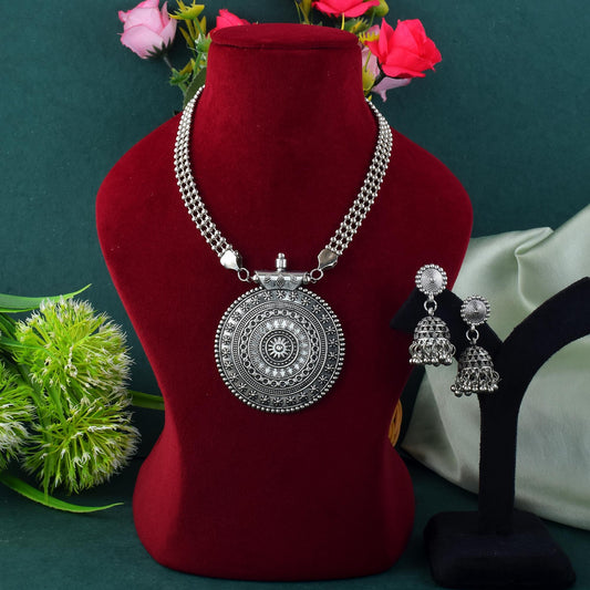 Silberfarbenes, oxidiertes Halskettenset für traditionell inspirierte Schmuck-Looks